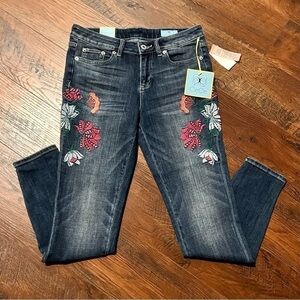 Cece embroidered jeans. Size 28/6 NWT